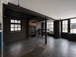 Commerciële horeca op toplocatie in het historische centrum van Antwerpen.Op de hoek van de Sudermanstraat, tussen de Korte Nieuwstraat en de Eiermarkt, bevindt zich deze karaktervolle commerciële ruimte van circa 78 m², midden in het historische centrum van Antwerpen. Ooit stond dit bekend als café 'Den Doedelzak'.Dankzij de opvallende hoekligging, uitstekende zichtbaarheid en centrale locatie biedt het pand een unieke kans voor ondernemers die hun concept willen uitbouwen in een van de meest levendige buurten van de stad.De ruimte mag worden ingericht als horecazaak en is onder meer geschikt voor een café, restaurant, koffiebar of broodjeszaak.Een karaktervolle en goed zichtbare locatie, klaar voor een nieuw verhaal.