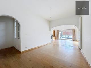 Dit recent vernieuwde en gezellig duplex-appartement is prima gelegen kant Kortrijk.Het omvat : aparte inkomhal met trap naar de 1e verdieping : zeer...