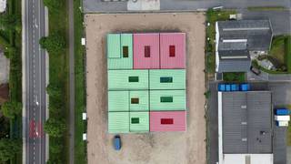 Nieuwbouw KMO-unit van <strong>175 m² en 2 privatieve parkeerplaatsen</strong> te koop, de unit maakt deel uit van het gloednieuwe bedrijvenpark <strong>"URSUS"</strong> die bestaat uit 17 KMO-units te koop met oppervlaktes tussen 175 m² en 227 m² (samenvoegbaar tot grotere oppervlaktes). Fantastisch gelegen nabij het centrum van Meulebeke en Tielt, op amper 4 km van de Brugsesteenweg (N50) en op slechts 5 km van de Pittemsesteenweg (N37) met een vlotte verbinding naar de E403 op- en afrit 8 Roeselare-Beveren.<br /><br />De casco magazijnen (en eventueel bijhorende kantoren) zijn opgebouwd uit geprefabriceerde geïsoleerde sandwichelementen in beton of metalen sandwichpanelen of een combinatie van beide. De loodsen, allen brandklasse B, hebben een vrije hoogte van +/- 6 meter en zijn toegankelijk via een automatische sectionale poort (al dan niet met een aparte toegangsdeur en glaspartij) en zijn voorzien van een lichtstraat. De duurzame bedrijfsgebouwen zijn gelegen in industriegebied voor ambachtelijke bedrijven en KMO's en zijn geschikt voor zowel opslag, productie, verwerking van goederen, groothandel, transport -en distributieactiviteiten, ... <br /><br />De units 1 tot en met 10 genieten van een uitstekende zichtbaarheid vanaf de Randweg, waardoor uw visuele aanwezigheid zowel voor voorbijrijdend verkeer als voor bezoekers aanzienlijk wordt versterkt.<br /><br />Per unit zijn er minstens twee privatieve parkeerplaatsen voorzien.<br />Er zijn ruime parkeer- en manoeuvreerruimte voorzien op het terrein. Voorziene oplevering begin Q2 2026.<br /><br />Contacteer <strong>PANORAMA B2B</strong> voor bijkomende inlichtingen, plannen of een vrijblijvend plaatsbezoek <strong>050 300 800</strong>.