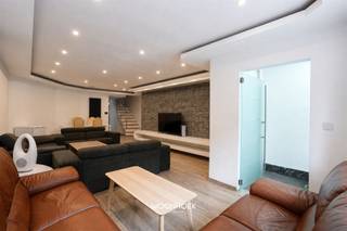 <p>Gerenoveerd woning te Beveren-Kruibeke-Zwijndrecht</p><p>Welkom in deze volledig gerenoveerde woning die een perfecte combinatie biedt van moderne luxe en praktisch wooncomfort. Dit charmante huis beschikt over 162 m² woonoppervlakte en een grondoppervlakte van 130 m², verdeeld over drie slaapkamers en één badkamer.</p><p>Deze woning heeft een professionele en stijlvolle renovatie ondergaan. Het glijkvloers beschikt over een ruime, open leefruimte met eetkamer die naadloos aansluit bij een ultramoderne designer-keuken. De keuken is voorzien van hoogwaardige inbouwapparatuur, inclusief meerdere Samsung-ovens, een Miele-koffiemachine en een inox afzuigkap. Het keukeneiland met donker werkblad biedt extra werkruimte en functionaliteit.</p><hr /><p><span>Deze woning heeft een professionele en stijlvolle renovatie ondergaan. Het gelijkvloers beschikt over een ruime, open leefruimte met eetkamer die naadloos aansluit bij een ultramoderne designer-keuken. De keuken is voorzien van hoogwaardige inbouwapparatuur, inclusief meerdere Samsung-ovens, een Miele-koffiemachine en een inox afzuigkap. Het keukeneiland met donker werkblad biedt extra werkruimte en functionaliteit. </span></p><p>De badkamer is van uitzonderlijke kwaliteit, voorzien van een dubbele wastafel, luxe tegels met natuursteeneffect en een ruime doucheregio met glazen wand. Alle installaties zijn van topkwaliteit en modern design.</p><hr /><p>De woning beschikt over drie comfortabele slaapkamers, ideaal voor een gezin of voor gasten. De slaapruimtes zijn licht en goed ingedeeld.</p><p>De zolderruimte is reeds voorzien van dakramen en biedt aanzienlijk potentieel voor verdere uitbouw of als opslagruimte.</p><p>De woning beschikt over een privépatio aan de achterzijde, waar het aangenaam vertoeven is. Opslag is beschikbaar in bergstructuur.</p><hr /><p>Deze woning bevindt zich in een rustige, goed bereikbare buurt met nabijheid tot voorzieningen en gemak van stedelijk wonen.</p><p>Noteer alvast ook de conforme elektriciteitskeuring. </p><p>Vraag uw bezoek eenvoudig online aan, telefonisch via 09 310 77 07 of via info@woonhoekvastgoed.be</p>