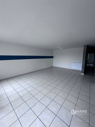 <p><span>Goed gelegen appartement van 100m² met 2 slaapkamers op de derde verdieping. </span></p><p><span> </span></p><p><span>Dit ruime 2-slaapkamer appartement combineert de luxe van gelegen te zijn nabij het centrum, de nodige verbindingswegen naar Brussel, Mechelen en Antwerpen, alsook de nabijheid van scholen en allerhande winkels met een zeer rustige locatie. Zo hebt u simpelweg het beste van beide werelden op een centrale ligging met een uitstekende mobiliteit.</span></p><p><span> </span></p><p><span>Indeling:</span></p><p><span>- Leefruimte van 31m</span><span>²</span><span> op tegels met doorgang naar het terras vooraan op steen. </span></p><p><span>- Keuken van 7m² op tegels voorzien van een elektrische kookplaat, dubbele lavabo, wasmachine en een koelkast.</span></p><p><span>- Twee slaapkamers van 10m</span><span>²</span><span> & 16m</span><span>²</span><span> op tegels.</span></p><p><span>- Badkamer van 5m</span><span>²</span><span> op tegels voorzien van lavabo, ligbad met sproeikop. </span></p><p><span>- Apart toilet met wastafel op tegels.</span></p><p><span>- Aparte berging/dressing/bureau van 9m². </span></p><p><span> </span></p><p><span>Extra:</span><span> </span></p><p><span>- privéberging in garages op gelijkvloers.</span></p><p><span>- Vaste kosten </span><span>€80</span><span> (</span><span>syndicus, onderhoud lift, poetsen wekelijks van de gemene delen, waterverbruik privaat + gemeenschappelijk, gemeenschappelijk onderhoud, ledigen septische putten</span><span>). </span></p><p><span>- Gunstige EPC: 116.</span></p><p><span>- Dichtbij openbaar vervoer en parken. </span></p><p><span>- Voor heel ons aanbod of een gratis schatting ga naar www.hansimmo.be of neem contact op met 03/290.30.30 of vraag het aan uw persoonlijke makelaar.</span></p><p><span> </span></p><p><span> </span></p><p><span> </span></p>