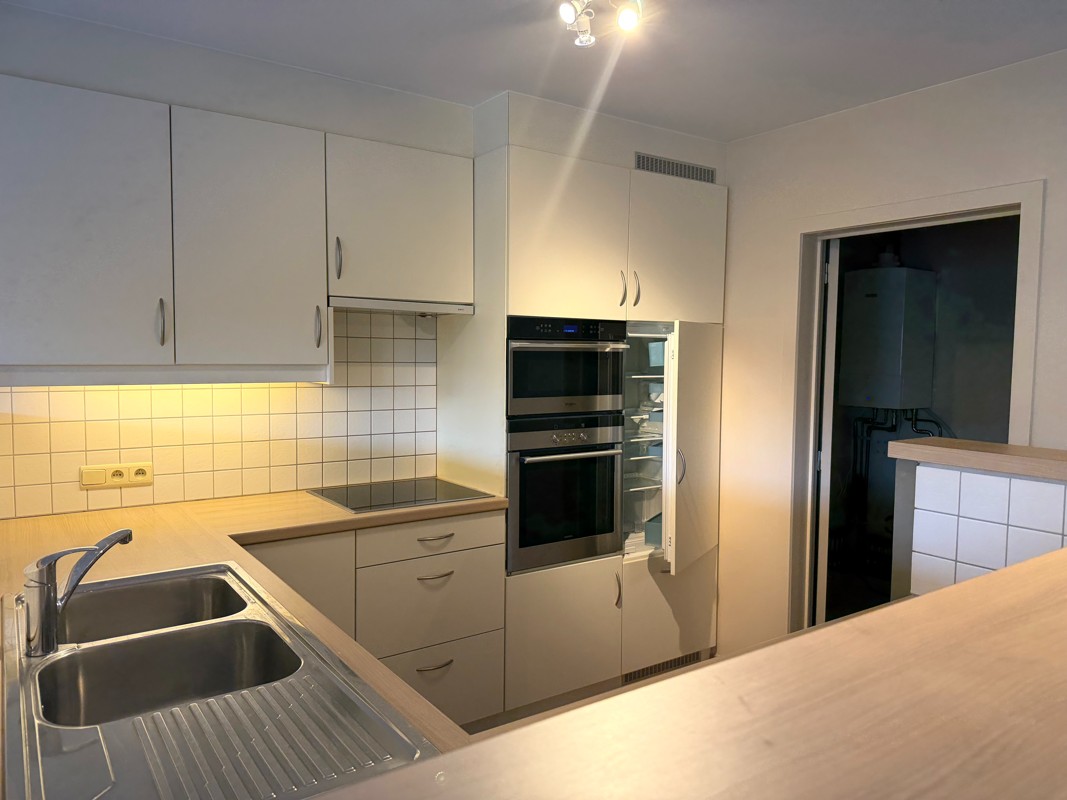 Ruim gelijkvloersappartement met 2 slaapkamers, omheind terras en garage met automatische poort. - foto 5