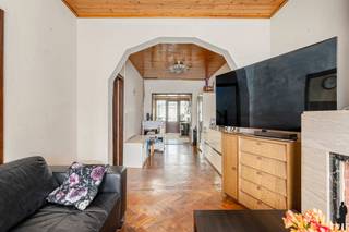 <p><strong>Woning met 4 slp'ers en gezellige stadstuin te Mechelen.</strong><br /><br /><span>Deze nog deels te renoveren eengezinswoning is gelegen aan de stadsrand van Mechelen.</span><br />Ontdek deze charmante, deels te renoveren woning met maar liefst 4 slaapkamers en een zeer ruime kelder die rechtstreeks toegang biedt tot de tuin. Deze gezellige stadstuin is absoluut één van de extra troeven van deze woning.<br /><span>Het huis heeft een grote, droge inpandige kelder met extra opbergruimte/wasplaats.</span><br />De ligging is eveneens een pluspunt: op wandelafstand van het centrum en een prima verbinding naar autostrade. (Mobiscore 9,4)</p>
<p>Dit karaktervolle pand met hoge plafonds werd reeds deels gerenoveerd (verdieping 1 en 2). <br />Het gelijkvloers omvat een woonkamer met ruime aanpalende keuken en kan mits de nodige renovatie door de onmiddellijke connectie met de tuin een pareltje worden.</p>
<p>Maak snel een afspraak en laat je aangenaam verrassen.<br />Meer info en/of een bezoek ter plaatse, aarzel niet en contacteer ons kantoor te Mechelen op 015/33 14 14</p>