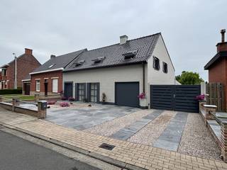 In het charmante dorp Elverdinge bevindt zich deze uitstekend onderhouden halfopen woning, ideaal voor gezinnen en tuinliefhebbers.SCHRIJF JE IN VOOR...