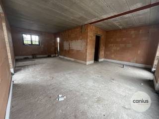 <p><span>LANDELIJK EN LUXUEUS WONEN IN SINT-TRUIDEN</span></p><p><span> </span></p><p><span>Op enkele minuten van het stadscentrum van Sint-Truiden bouwt Gilen woonprojecten deze charmante luxueuze woningen. </span></p><p><span> </span></p><p><span>Het betreft een kleinschalig project bestaande uit twee halfopen woningen in een landelijke maar toch strakke stijl die naar ieders smaak kan afgewerkt worden.</span></p><p><span>Door de nabijheid van verschillende invalswegen kan men hier rekenen op een vlotte verbinding. Bijkomend vinden wij in de nabije omgeving scholen, bushaltes, supermarkten, ... terug.</span></p><p><span> </span></p><p><span>De duurzaamheid van deze woningen trekt de aandacht met een E-peil van 5. De modernste technieken zoals zonnepanelen, warmtepomp en ventilatiesysteem D, staan garant voor een zeer energievriendelijke nieuwe woning.</span></p><p><span>Geniet bovendien gedurende vijf jaar van een vrijstelling van het kadastraal inkomen.</span></p><p><span> </span></p><p><span>Beide woningen zijn voorzien van 3 bouwlagen en bieden ca. 186m² aan woonoppervlakte. Op het gelijkvloers bevinden zich een inkomhal, een apart gastentoilet, een leefruimte met open keuken en een aansluitende berging.</span></p><p><span> </span></p><p><span>De eerste verdieping biedt een ruime nachthal die ook gebruikt kan worden als bureau, twee slaapkamers en een badkamer.</span></p><p><span> </span></p><p><span>De vaste trap brengt ons naar de zolderverdieping waar we twee slaapkamers en een technische ruimte kunnen terugvinden.</span></p><p><span> </span></p><p><span>Deze woningen hebben elk een aangename private tuin om heerlijk te vertoeven in de zon. </span></p><p><span> </span></p><p><span>Nieuwsgierig? Neem contact met ons op om dit project te ontdekken:</span></p><p><span>078 78 30 39 of info@canius.be </span></p><p><span> </span><span>*Deze gegevens zijn louter ter informatieve titel. De vermelde oppervlaktes zijn slechts indicatie. Canius Real Estate kan niet verantwoordelijk gesteld worden voor de juistheid van de aan haar verstrekte gegevens. </span></p><p><span> </span></p><p><span> </span></p>