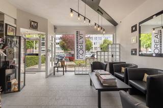 Op een centrale en gegeerde locatie in Borgerhout vinden we dit handelspand van 90m².<br /><br /><strong>Locatie:</strong><br />Gelegen aan de levendige Lodewijk van Berckenlaan 181 in Borgerhout bevindt zich dit verzorgd handelspand van ca. 90 m². Dankzij de centrale ligging geniet het pand van een uitstekende zichtbaarheid en een vlotte bereikbaarheid. In de directe omgeving bevinden zich tal van handelszaken, horecazaken en residentiële woningen, wat zorgt voor een constante passage van potentiële klanten. Bovendien ligt het pand op korte afstand van belangrijke invalswegen en openbaar vervoer.<br /><br /><strong>Indeling:</strong><br />Het handelspand van 90m² is momenteel ingericht als kapsalon en beschikt over een ruime en lichtrijke commerciële ruimte met een praktische indeling. Achteraan bevindt zich een aparte kleine kitchenette. <br /><br />Lage gemeenschappelijke kosten, inclusief water en verwarming.<br /><br /><strong>Troeven:</strong>
<ul>
	<li>Centrale ligging </li>
	<li>Goede zichtbaarheid en commerciële ligging</li>
	<li>Vlotte bereikbaarheid</li>
	<li>Veel lichtinval</li>
</ul>
<span>Benieuwd naar meer? Neem contact op voor een bezichtiging via 0483 51 30 01 of mail naar ruzanna@wellimmo.net</span>