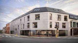 LOCATIE<br /><br />Dit handelspand/kantoor is gelegen in het project “Zuidhoek”, in het centrum van Wondelgem, op Vierweegsestraat 1-3. Wondelgem is een deelgemeente van Gent en staat bekend om zijn centrale ligging en goede bereikbaarheid door de nabijheid van belangrijke invalswegen. Het handelspand bevindt zich op een kruispunt met verschillende samenkomende wegen, wat zorgt voor maximale zichtbaarheid en veel voorbijgangers. <br /><br />GEBOUW<br /><br />Dit handelspand/kantoor wordt casco aangeboden, wat betekent dat de afwerking voor rekening van de koper is. Dit biedt de mogelijkheid om het pand volledig naar eigen wensen in te richten en te gebruiken. De grote raampartijen zorgen voor veel natuurlijk licht, wat bijdraagt aan werkcomfort en de zichtbaarheid van de ruimte. <br /><br />Voor meer info en/of een afspraak contacteer Clément 0476665521