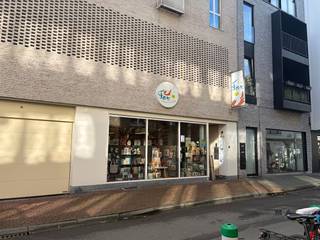 <h1><span>TE HUUR Commercieel winkelpand in hartje Hasselt | Aldestraat Quartier Boutique</span></h1><p><span>Een gekende handelslocatie, 7 meter etalagebreedte en ruimte voor een nieuw commercieel verhaal!</span></p><p><span>Op zoek naar een commercieel pand op een aantrekkelijke locatie in het centrum van Hasselt? In de </span><span>Aldestraat, gelegen in Quartier Boutique</span><span>, bieden wij een winkelpand te huur aan dat tot op vandaag onderdak biedt aan een bekende speelgoedwinkel.</span></p><p><span>Dankzij de herkenbare ligging en de </span><span>ruime etalagebreedte van 7 meter</span><span> biedt dit pand mooie mogelijkheden om uw zaak zichtbaar in de kijker te zetten en uw winkelconcept optimaal te presenteren.</span></p><p><span>Of u nu een boetiek, speciaalzaak of een vernieuwend retailconcept wilt uitbouwen, dit pand vormt een interessante opportuniteit om uw commerciële ambities waar te maken op een vertrouwde locatie in de Hasseltse binnenstad.</span></p><h3><span>Interessante huurvoorwaarden:</span></h3><p><span>De vermelde huurprijs betreft een </span><span>basishuurprijs</span><span>. Voor ernstige kandidaten staan wij open om samen een voorstel op maat uit te werken, waarbij een korting op de basishuurprijs bespreekbaar is.  De onroerende voorheffing is ten laste van de huurder.</span></p><h3><span>Interesse om deze commerciële opportuniteit te ontdekken?</span></h3><p><span>Voor meer informatie en verdere besprekingen kunt u </span><span>uitsluitend </span><span>terecht bij:</span></p><p><span>MCA-Vastgoed</span><span><br />Kapelstraat 21<br />Tel. 0485 34 56 71</span></p><p><span>Wij verzoeken vriendelijk om de huidige huurder niet rechtstreeks aan te spreken. Alle communicatie en aanvragen verlopen uitsluitend via MCA-Vastgoed.</span></p><p><span>Grijp deze kans en geef uw zaak een thuis in het hart van Hasselt!</span></p>