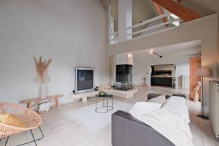 In een rustige, landelijke omgeving van Kampenhout presenteren wij deze stijlvolle 4-gevelvilla, perfect voor wie comfort, ruimte en hoogwaardige afwerking weet te waarderen.
De woning beschikt over:
✨ Ruime woon- en eetkamer met veel lichtinval
🍽️ Luxueus ingerichte keuken met hoogwaardige toestellen van Miele en eetmogelijkheid
🧺 Praktische bijkeuken
🌿 Veranda / wintertuin met zicht op de tuin en het zwembad
🛏️ 3 slaapkamers, waarvan 2 uitgerust met airco
🧑💻 Grote open ruimte ideaal als bureau of hobbyruimte
🛁 Stijlvolle badkamer met ligbad, inloopdouche en dubbele wastafel
🌞 Zuidgericht terras en zwembad, ideaal voor ontspanning
🚗 Garage voor 1 wagen + ruime parking voor 4 wagens
EPC 20250425-0003584714-RES-1 : label C
💰 Vraagprijs: € 699.000
📍 Locatie: Kampenhout
📞 Info & bezoeken: Home Consult – 02 731 07 07 – immo@home-consult.be