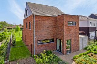 Een bezoek kan enkel telefonisch ingepland worden op het nummer 0496 07 89 48.Wij zijn verheugd u deze tijdloze, moderne en ruime woning te mogen...