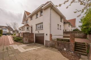 Op een uiterst gegeerde locatie in Knokke, langs de prestigieuze Elizabetlaan en op wandelafstand van het strand en het casino, bevindt zich deze te renoveren koppelvilla boordevol charme en mogelijkheden. Deze eigendom straalt authenticiteit uit dankzij haar typische Knokse architectuur, met onder meer een charmante erker, hoge plafonds en een ruime indeling. Momenteel beschikt de woning over 4 volwaardige slaapkamers, maar dankzij het royale volume en de slimme indelingsmogelijkheden kan dit eenvoudig uitgebreid worden naar 6 slaapkamers. De zolderverdieping kan nog volledig worden ingericht met extra slaapkamers en badkamers. Deze eigendom is ideaal voor wie op zoek is naar een ruime gezinswoning of een tweede verblijf aan zee. <br /><br />Binnenin vindt u ruime en lichtrijke leefruimtes die zich perfect lenen tot het creëren van een hedendaagse, luxueuze woonomgeving. Deze villa biedt de unieke kans om een woning volledig naar eigen smaak en normen te renoveren, en zo een exclusieve thuis op maat te realiseren op één van de beste locaties van Knokke. Daarnaast is er nog een kelderverdieping met inpandige garage en kelder. <br /><br />Indeling als volgt:<br />- inkomhal<br />- bureauruimte<br />- gastentoilet<br />- royale woonkamer met grote raampartijen<br />- keuken<br />- nachthal<br />- 4 slaapkamer op 1e verdieping<br />- badkamer 1e verdieping<br />- grote zolder die kan worden ingericht met slaapkamers en badkamers<br />- inpandige garage<br />- kelder<br /><br />De eigendom is vrij bij akte.<br /><br />Bent u op zoek naar een unieke opportuniteit om te investeren in een toplocatie en een woning volledig naar uw hand te zetten? Dan is dit pand zonder twijfel een bezoek waard!<br />vastgoed@aclea.be - 09/377 31 77