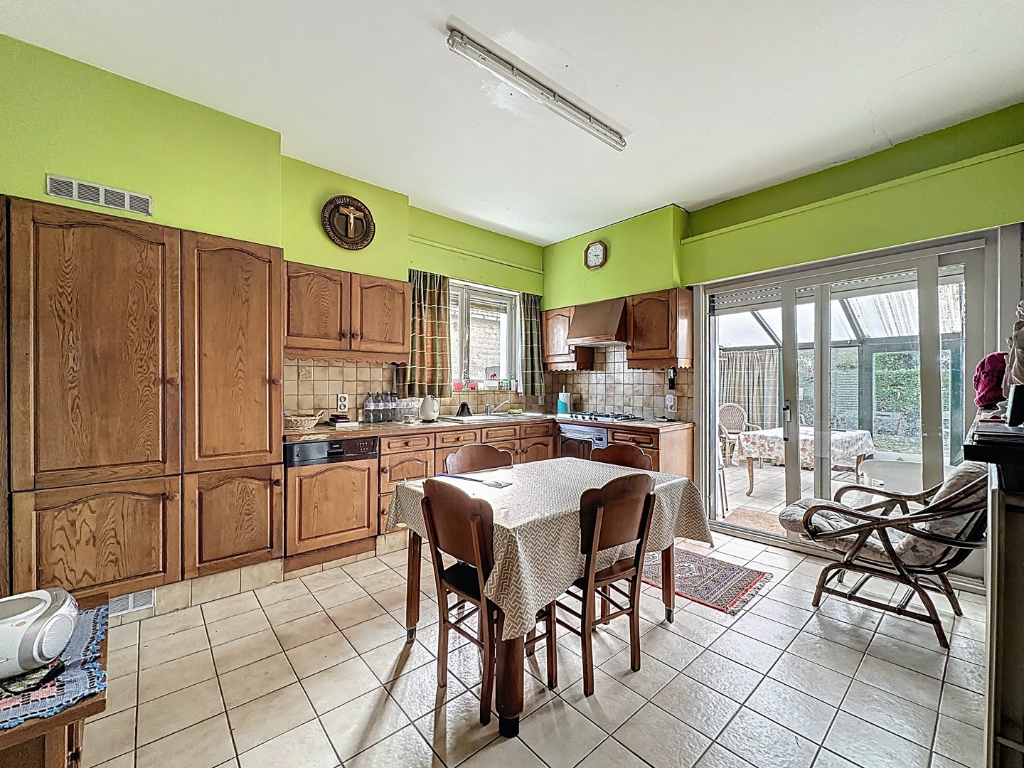 Maison à rénover avec grand garage/espace de stockage à Schore. - photo 5