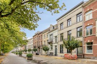 Achter deze charmante gevel bevindt zich een volledig gerenoveerd studentenhuis met 4 studio’s en 3 kamers met eigen badkamer. Het pand wordt instapklaar verkocht en is volledig verhuurd voor het komende academiejaar, waardoor het een interessante opportuniteit vormt voor wie wil investeren in studentenvastgoed. Dankzij de centrale ligging tussen Thomas More en het station genieten studenten van een vlotte bereikbaarheid, terwijl de groene en rustige omgeving zorgt voor een aangename woonomgeving. Zowel de campus als het openbaar vervoer bevinden zich vlakbij. Alle studio’s en kamers zijn bemeubeld met een bed, bureau en kast. Daarnaast beschikken ze over een kitchenette of een vast meubel met microgolfoven en koelkast. Op het gelijkvloers bevinden zich een praktische inpandige fietsenstalling en een gemeenschappelijke leefruimte en keuken met buitenruimte, ideaal om elkaar te ontmoeten en te ontspannen. Het pand genereert een maandelijkse nettohuurstroom van € 4.700, met een indicatief rendement van 4,8%. Ook de brandweercontrole, de uitbatingsvergunning en het Topkotlabel worden voorzien. Het EPB-verslag is momenteel in opmaak. Een volledig gerenoveerd en verhuurd studentenhuis dat comfort, een strategische ligging en een aantrekkelijk investeringspotentieel combineert. Contacteer ons vrijblijvend voor meer info of een bezoek! 