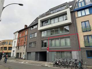 <p><span>GENT - </span><span>Frans Ackermanstraat 24: Op zoek naar een lichtrijk appartement met twee slaapkamers en staanplaats in centrum Gent?<br />Dan is dit pand mogelijk iets voor u. </span></p><p><span>De belangrijkste troeven in een notendop: </span></p><ul><li><span>Zuidwest-gericht terras</span></li><li><span>Privatieve staanplaats en ruime berging</span></li><li><span>Centrale ligging nabij centrum, Visserij en zwembad van Eyck</span></li><li><span>Goed bereikbaar met fiets en het openbaar vervoer</span></li></ul><p><span>Indeling:</span><span><br />Inkomhal met ingemaakte kasten en afzonderlijk gastentoilet. Ruime leefruimte met veel natuurlijke lichtinval. Open keuken met aansluitende berging. Vanuit de leefruimte toegang tot het zonnige terras.<br />Twee volwaardige slaapkamers, beide voorzien van ingemaakte kasten. Badkamer praktisch en verzorgd ingericht.<br />Privatieve staanplaats, alsook een extra ruime berging en fietsenstalling zijn aanwezig.</span></p><p><span>Belangrijk:</span><span><br />Huurprijs: </span><span>€ 1.400</span><span> + </span><span>€ 90</span><span> </span><span>forfait </span><span>(algemene kosten) EGW afzonderlijk te regelen door huurder.<br />EPC: </span><span>119 kWh</span></p><p><span>Beschikbaar: </span><span>onmiddellijk </span></p><p><span> </span></p><p><span>Voor een bezoek ter plaatse, vul zeker uw huurdersprofiel in</span></p>
