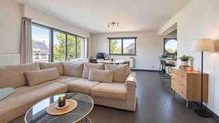 Bij het betreden van het duplex appartement treft je de inkomhal voorzien van een toilet. De living is verbonden met een open ingerichte keuken, compleet met een oven, kookvuur, dampkap en vaatwasser en heeft een aparte berging voor extra opbergmogelijkheden.<br /><br />Het appartement heeft drie slaapkamers. De ingerichte badkamer is uitgerust met een ligbad, badkamermeubel en toilet.<br /><br />Buiten vind je een terras voor- en achteraan, perfect voor ontspanning en buitenactiviteiten. Daarnaast is er een parkeerplaats en een kelderberging.<br /><br />De huurprijs bedraagt €890 per maand, met een extra €20 aan vaste kosten per maand. <br />Dit appartement zal beschikbaar zijn vanaf oktober 2026.<br /><br />Als je interesse hebt in dit appartement en graag meer informatie wilt ontvangen of een bezichtiging wilt regelen, aarzel dan niet om contact met ons op te nemen.