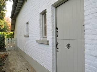 Prachtig gerenoveerde villa met veel lichtinval en zonnige tuin,  gelegen in een residentiële buurt op wandelafstand van 3 scholen en...