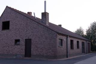 De hoeve is gelegen in het mooie gebied tussen Bellem en Zomergem op 1,60 ha grond tot 4,40 ha grond.<br />Onmiddellijk achter het voorerf bevindt zich de authentieke hoevewoning.<br />Links achter de woning ligt een machineloods van 24 meter lang en 12 meter breed.<br />Rechts achter de woning ligt een ruime voormalige rundveestal van 50 meter lang en deels 23 meter breed.<br />Mits agrarisch gebruik kan het volume van de bedrijfsgebouwen maximaal behouden blijven.<br />Met de aanpalende gronden behoort oa tuinbouw, plantenkweek, wijnbouw, druiventeelt, ander kleinfruit of groententeelt,…. tot de potentiële landbouwactiviteiten.<br />De woning is bouwkundig erfgoed wat aanvraag functiewijziging naar zonevreemd wonen makkelijker maakt, mits gedeeltelijke afbraak van de stallen.<br />Gelegen in een mooi landelijk gebied is dit een hoeve met karakter en diverse mogelijkheden.<br /> 