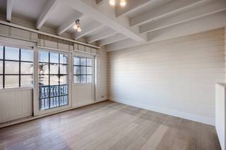 Exclusief triplexappartement “Mi Casa” gelegen op het charmante Gemeenteplein in Knokke.<br />Unieke charme, royale ruimte, zonneterrassen en een topligging in het hart van Knokke.<br />Op een absolute toplocatie aan het sfeervolle Gemeenteplein in Knokke bevindt zich dit karaktervolle en uitzonderlijk ruime triplexappartement “Mi Casa”. Een bijzondere eigendom die charme, comfort en authenticiteit moeiteloos combineert.<br />Verspreid over drie niveaus biedt het appartement een aangename en veelzijdige leefomgeving, kortom een heerlijke plek om te wonen of te genieten van Knokke als tweede verblijf.<br />Op het gelijkvloers is er een inkom, berging en gemeenschappelijke ruimte. De eerste verdieping is onderverdeeld in een zitruimte vooraan met een gezellig terrasje, een grote leefkeuken achteraan tevens met mooi terras, een toilet en wasplaats. Op de tweede verdieping zijn er 2 volwaardige slaapkamers, een badkamer met lavabo en inloopdouche en apart toilet. De derde verdieping is bereikbaar via een vaste trap waar de derde slaapkamer zich bevindt en een technische ruimte.  <br /><br />Het Gemeenteplein vormt een charmant decor met zijn levendige sfeer en karaktervolle omgeving. Tegelijkertijd bevinden winkels, restaurants, cafés en alle voorzieningen zich op wandelafstand. Ook de zeedijk en het strand zijn vlot bereikbaar.<br />Mi Casa is meer dan een appartement: het is een plek met een eigen ziel, midden in het bruisende Knokke.<br />Een unieke kans voor wie op zoek is naar een ruime, karaktervolle pied-à-terre of een stijlvolle vaste woonplaats op een van de meest geliefde locaties van de Belgische kust.<br />Troeven<br />Uitzonderlijke ligging aan het Gemeenteplein<br />Charmant en karaktervol triplexappartement<br />Ruime en veelzijdige indeling over drie niveaus<br />Veel privacy en wooncomfort<br />Winkels, horeca en strand op wandelafstand<br />Ideaal als vaste woonst of exclusief tweede verblijf<br />“Mi Casa” – een unieke thuis op een unieke plek in Knokke.