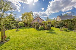 <p><span>Instapklare woning met verzorgde tuin op een perceel van 810 m²</span></p><p><span>In een rustige en groene woonomgeving nabij Sint-Job bevindt zich deze uitstekend onderhouden woning op een mooi perceel van maar liefst 810 m². Dankzij de verzorgde staat, het gunstige EPC-label B en de aanwezigheid van airconditioning geniet u hier van comfortabel en energiezuinig wonen.</span></p><p><span>De woning verwelkomt u met een aangename leefruimte die baadt in natuurlijk licht en een gezellige sfeer uitstraalt. De praktische indeling maakt deze woning bijzonder geschikt voor koppels, kleine gezinnen of wie op zoek is naar comfortabel wonen in een rustige omgeving.</span></p><p><span>Verder beschikt de woning over twee volwaardige slaapkamers en een verzorgde badkamer uitgerust met een ligbad, dubbele lavabo en toilet. </span></p><p><span>Buiten vormt de prachtig onderhouden tuin een absolute troef. Hier geniet u in alle rust van groen, privacy en voldoende ruimte om te ontspannen of gezellig samen te zijn met familie en vrienden. Het ruime perceel biedt bovendien tal van mogelijkheden voor tuinliefhebbers.</span></p><p><span>Praktisch comfort wordt gegarandeerd dankzij de aanwezige carport, die zorgt voor een overdekte parkeerplaats vlak bij de woning.</span></p><p><span>Troeven:</span></p><ul><li><span>Rustige ligging nabij Sint-Job </span></li><li><span>EPC-label B (154!)</span></li><li><span>Airconditioning aanwezig </span></li><li><span>Zonnepanelen</span></li><li><span>Prachtig aangelegde en onderhouden tuin </span></li><li><span>Carport voor de wagen </span></li><li><span>Instapklare en uitstekend onderhouden woning </span></li><li><span> </span></li></ul><p><span>Een ideale woning voor wie op zoek is naar rust, comfort en een aangename woonomgeving met alle dagelijkse voorzieningen binnen handbereik.</span></p>