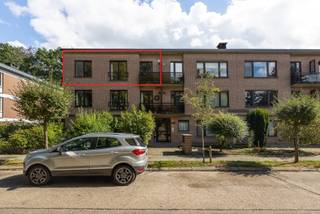 <h2>Ruim 3-slaapkamerappartement tegenover Kasteel Op den Wal<span></span></h2>
<p>Op de tweede verdieping van een verzorgd appartementsgebouw in de <strong>Meidoornlaan in Kapellen</strong> bevindt zich dit bijzonder ruime en lichtrijke appartement met <strong>3 slaapkamers, 121 m² bruikbare vloeroppervlakte, terras én privatieve garagebox inbegrepen in de prijs</strong>.</p>
<p>De ligging is zonder twijfel één van de bijzondere troeven: het appartement bevindt zich <strong>recht tegenover het historische Kasteel Op den Wal</strong>. Het groene karakter aan de achterzijde zorgt tegelijk voor een aangenaam en rustig uitzicht, terwijl het centrum van Kapellen en de dagelijkse voorzieningen vlot bereikbaar zijn.</p>
<p>Binnen valt meteen de royale leefruimte op. De vele raampartijen aan verschillende zijden zorgen voor een overvloed aan natuurlijk licht en versterken het ruime gevoel. De afzonderlijke keuken is hedendaags ingericht met veel kastruimte en inbouwtoestellen en geeft toegang tot het terrasje.</p>
<h3>Indeling</h3>
<p><strong>Appartement – tweede verdieping</strong></p>
<ul>
<li>Ruime inkom- en nachthal</li>
<li>Zeer royale en lichtrijke leefruimte</li>
<li>Grote raampartijen aan verschillende zijden</li>
<li>Ingerichte keuken met veel kastruimte en inbouwtoestellen</li>
<li>Rechtstreekse toegang vanuit de keuken tot het terras</li>
<li>3 slaapkamers, waarvan 1 toegang geeft tot achterliggind terras.</li>
<li>Moderne badkamer met ligbad/douchecombinatie</li>
<li>Dubbele lavabo met badkamermeubel</li>
<li>Apart toilet</li>
<li>Praktische was-/bergruimte</li>
<li>Terras met groen uitzicht</li>
</ul>
<p><strong>Garage</strong></p>
<ul>
<li>Afgesloten privatieve garagebox</li>
<li>Gelegen achter het appartementsgebouw</li>
<li><strong>Garagebox inbegrepen in de verkoopprijs</strong></li>
</ul>
<p>Ook energetisch zit dit appartement goed. Het recente EPC bevestigt <strong>label B met een energiescore van 164 kWh/(m² jaar)</strong>. Het platte dak voldoet volgens het attest reeds aan de energiedoelstelling. <span></span></p>
<p>Een interessant appartement voor wie in Kapellen <strong>ruimte, licht, een groene omgeving en een garagebox</strong> wil combineren. Met 121 m² en drie slaapkamers is het bovendien geschikt voor zowel gezinnen als kopers die graag beschikken over een extra bureau-, hobby- of logeerkamer.</p>
<p><strong>Interesse in dit ruime appartement tegenover Kasteel Op den Wal? Contacteer Immo Point op 03 535 12 75 voor meer informatie of een bezoek.<br /><br />BEWOONBARE OPPERVLAKTE: De vermelde “bewoonbare oppervlakte” is gebaseerd op de “bruikbare vloeroppervlakte” zoals vermeld in het EPC.<br /></strong></p>
