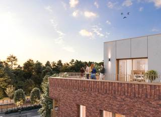 Gelegen op een steenworp van het Koninklijk Domein, in een van de meest aangename wijken van Laken, omvat Pagode 36 nieuwbouwappartementen, van studio’s tot appartementen met 4 slaapkamers, binnen een volledig gerenoveerd gebouw. De residentie telt 4 verdiepingen en combineert de renovatie van een bestaand pand met de toevoeging van een vierde verdieping. Daardoor genieten de appartementen op de eerste drie niveaus van een gunstig fiscaal regime, zonder btw. Een interessante troef voor kopers en investeerders die op zoek zijn naar een nieuw appartement in een rustige, residentiële en vlot bereikbare buurt.<br />De appartementen genieten van veel natuurlijk licht dankzij grote raampartijen en bieden oppervlaktes van 47 m² voor de studio’s tot 155 m² voor de grootste appartementen. Elke woonst beschikt over een private buitenruimte, een terras, balkon of tuin afhankelijk van het type appartement, en de bewoners kunnen bovendien gebruikmaken van een gemeenschappelijke, groen aangelegde tuin.<br />Ook op vlak van energieprestaties scoort Pagode uitstekend. De residentie werd ontworpen met een EPC-label A of B, afhankelijk van de unit, dankzij vloerverwarming, individuele warmtepompen en fotovoltaïsche zonnepanelen.<br />Pagode combineert hedendaags wooncomfort met duurzame technieken en een beperkt energieverbruik.