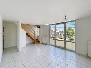 Dit aangenaam appartement bestaat uit :<br />- hall met aparte w.c.<br />- living met open ingerichte keuken<br />- aparte berging<br />- 2 slaapkamers<br />- douchekamer<br />- garagebox aan de achterzijde van het gebouw