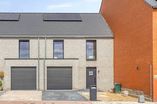 Bezoek deze woning op zaterdag 8/8 tussen 10:00 en 11:30 en/of op woensdag 12/8 tussen 17:00 en 18u30. U kan een bod uitbrengen op 12/8 uiterlijk tot 19 uur. De vermelde prijs is een instelprijs.<br /><br />Deze nieuwbouwwoning (2025) is centraal gelegen in het hartje van Zingem (Kruisem), op wandelafstand van tal van faciliteiten (scholen, winkels, bakker, slagerij, openbaar vervoer,...). <br /><br />De woning is stijlvol ingericht en telt 3 slaapkamers (met mogelijkheid tot een 4de kamer). <br />Verder is dit huis zeer energiezuinig met een EPC A  en geniet u van heel wat comfort: inpandige garage, vloerverwarming en zonnepanen. Een troef is de grote tuin met terras!<br /><br />(!) verkoop onder registratierechten. Geen BTW van toepassing. <br /><br />INDELING VAN DE WONING:<br />Gelijkvloers:<br />* inkomhal met gastentoilet<br />* lichtrijke leefruimte<br />* open keuken met eiland<br />* inpandige garage met wasplaats <br />* ruime tuin met terras<br /><br />Eerste verdieping: <br />* slaapkamer 1<br />* slaapkamer 2<br />* slaapkamer 3<br />* badkamer met inloopdouche en ligbad<br />* apart toilet <br /><br />Tweede verdieping: <br />* toegang via vaste trap<br />* nog verder in te richten mogelijkheid tot extra kamer<br /><br />ALEGEMENE INFORMATIE:<br />* EPC A (BEN woning)<br />* verkoop onder registratierechten (geen BTW)<br />* vloerverwarming (aardgas)<br />* zonnepanelen aanwezig<br />* elektriciteit is conform<br />* stadswater en regenwater 10.000 l. <br />* ventilatie aanwezig<br />* rolluiken aanwezig <br /><br />De eigendom wordt aangeboden via de Pre-sale formule. Op 12/08/2026 tussen 17:00 en 18:30 kan u de woning op afspraak komen bezichtigen en een bod uitbrengen. De vermelde prijs is een instelprijs. Voor meer info, gelieve contact op te nemen met de dossierverantwoordelijke.<br /><br />Bestuursmaatregelen in het maatregelenregister: nee