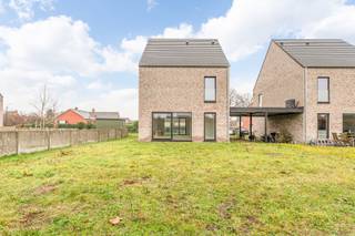 Matexi bouwt aan de gloednieuwe woonbuurt 'Scharent' met 14 open nieuwbouwwoningen langsheen een buurttuin. Elke woning beschikt over 3 slaapkamers en een eigen tuin. Zo heb jij alle (groene) ruimte om te genieten van het leven. <br /><br /><strong>Lot 02 </strong>is een vrijstaande woning op een ruim perceel (497 m²), inclusief carport.<br /><br />De ruime woningen beschikken over voldoende opbergruimtes om gerief in kwijt te geraken. Daarnaast wordt er ruimte voor een bureau voorzien. Ideaal voor wie af en toe eens telewerkt! Nood aan een extra atelierruimte, slaapkamer of iets anders? In de optioneel inrichtbare zolder worden je dromen werkelijkheid. Interesse? Neem snel contact op voor alle gedetailleerde info.