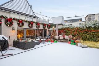 Ontdek deze uitzonderlijke triplexwoning van ca. 254 m² bruikbare oppervlakte met twee ruime terrassen, zonnepanelen met batterij, en twee ondergrondse autostaanplaatsen in het centrum van Antwerpen. <br /><br />Indeling:<br /><br />Gelijkvloers:<br />Bij binnenkomst vindt u een ruime inkomhal met domoticasysteem, grote boiler voor warm water, batterij en omvormers voor zonnepanelen. Verder is er een praktische berging en ingemaakte schoenenkast.<br /><br />Eerste verdieping:<br />De leefruimte met parketvloeren ademt stijl en comfort. De Bulthaup-keuken met Miele-toestellen vormt het hart van de woning. Uitkijk en toegang tot het ruime daktuin van ca. 80 m². Aansluitend is er een aparte was- en droogruimte met extra berging. Op deze verdieping bevindt zich tevens één van de drie toiletten. De leefruimte is bovendien volledig geïsoleerd langs de kelderzijde, wat zorgt voor een aangenaam wooncomfort.<br /><br />Tweede verdieping:<br />De master bedroom beschikt over een privéterras (ca. 8x4 m), dressing met ingemaakte kasten en parketvloer. Verder op deze verdieping vindt u een tweede slaapkamer en een badkamer met jacuzzi-bad, douche, dubbele lavabo en toilet.<br /><br />Derde verdieping:<br />Een derde slaapkamer met ingemaakte kasten, betonnen balk en plateau-afwerking die zorgen voor een industriële toets. Ook hier bevindt zich een aparte badkamer.<br /><br />Bijzonderheden:<br /><br />- Zonnepanelen: 22 stuks – 10 kWp + batterij van 15 kW<br />- Mogelijkheid tot aankoop 2 ondergrondse parkeerplaatsen (nummers 74 &amp; 75, onder de tuin)<br />- Laadpaal aanwezig op de parking<br />- Domoticasysteem NIKO Home Control<br />- Modulaire verlichtingsarmaturen<br />- Ingebouwde kasten in leefruimte, berging en slaapkamers<br />- Gepantserde inkomdeur met elektrische sluiting<br />- Energiezuinig gebouw, gevel recent vernieuwd<br />- Birdview-ligging met zicht op groen