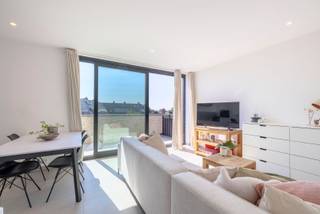 Zoekt u een modern en instapklaar dakappartement met lift en 2 ruime terrassen? Dan is dit recent appartement (2021) op de derde verdieping zeker iets voor u. <br />Gelegen in een rustige straat nabij het dorpscentrum is dit appartement uitstekend bereikbaar. Vlakbij winkels, scholen en openbaar vervoer en kort bij de N10 . <br />U komt binnen via de verzorgde inkomhal met gastentoilet. In de knusse woonkamer met volledig geïnstalleerde open keuken is het heerlijk cocoonen. Het grote schuifraam naar het zuidgericht terras zorgt voor een naadloze doorloop van binnen naar buiten. Dit gezellige terras biedt optimale privacy en heeft amper inkijk. De (technische) berging in de gang biedt plaats voor WM. Vooraan het appartement vindt u de ruime slaapkamer met maatwerk wandkast en de trendy ensuite badkamer met ruime inloopdouche en lavabo. Ook hier weer een panoramisch schuifraam met directe toegang tot een ruim en gezellig terras met mooi uitzicht. Op beide terrassen voelt u zich letterlijk in de wolken! <br />Achter de residentie is er een private parking (inbegrepen in de vraagprijs).<br />Kenmerken<br />+ uitstekende ligging<br />+ lift<br />+ EPC label A<br />+ 3 zonnepanelen<br />+ 2 ruime terrassen<br />+ elektriciteit conform<br />+ parkeerplaats inbegrepen <br />+ ideaal voor singles en koppels<br />Benieuwd of dit leuke studioappartement uw nieuwe thuis kan worden?<br />Ontdek het reeds via onze 360°-tour op www.avantivastgoed.be<br />Voor een bezoek of meer info contacteer 0479 01 00 00 of info@avantivastgoed.be