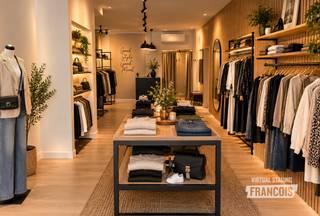 Kantoor-/winkelruimte te huur op toplocatie in Tielt<br /><br />Bent u op zoek naar een instapklare kantoor/winkel ruimte op een uitstekende locatie? Dan is dit uw kans!<br /><br />Deze kantoorruimte is gelegen op de Markt van Tielt, een centrale en vlot bereikbare locatie met uitstekende visibiliteit voor klanten en bezoekers.<br /><br />