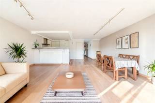 Instapklaar appartement met 2 slaapkamers en zonnig terras in Sint-Niklaas .Op zoek naar een lichtrijk appartement met een groen uitzicht? Ontdek dit ruime en instapklare appartement, centraal gelegen in een rustige, doodlopende straat in Sint-Niklaas.De grote raampartijen zorgen voor veel natuurlijk licht in de leefruimte met open, volledig uitgeruste keuken. Er zijn twee slaapkamers, waarvan één met een handige dressing. De badkamer beschikt over zowel een ligbad als een douche, en een stijlvol badmeubel. Een apart gastentoilet en praktische berging maken het plaatje compleet.Genieten doe je op het zonnige terras met uitzicht op groen en een sfeervol vijvertje. In de kelderverdieping is er een garage.Een perfecte combinatie van comfort, rust en centrale ligging!Voorzien van recente gasketel.