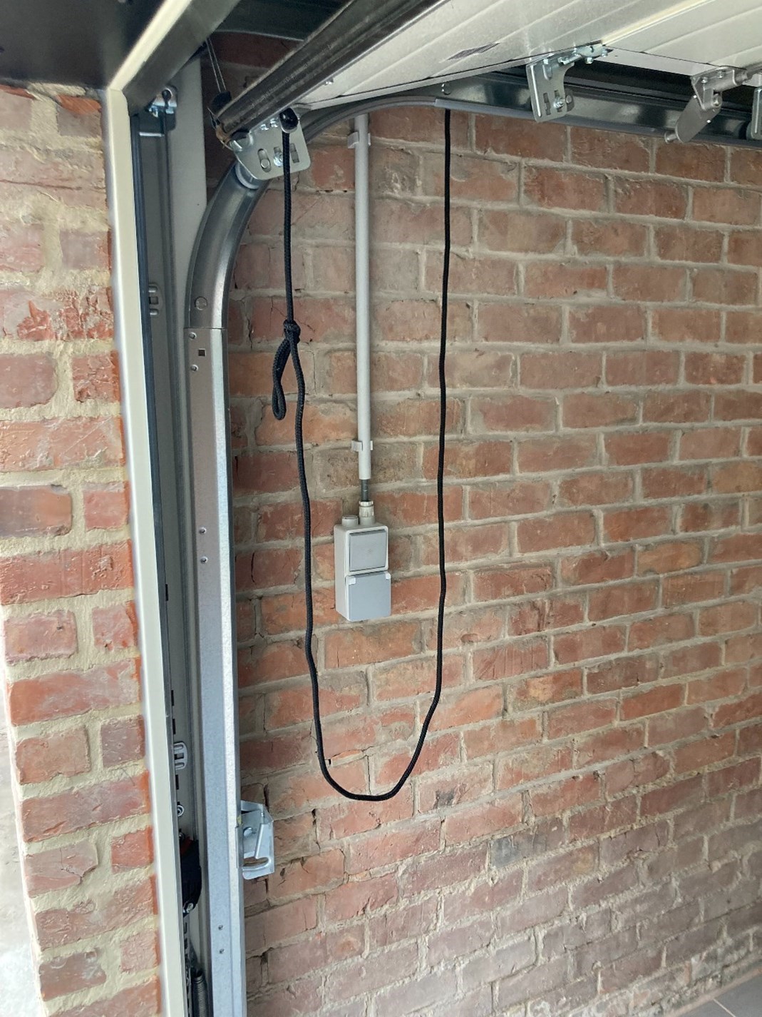 Goed gelegen, volledig vernieuwde garagebox. - foto 3