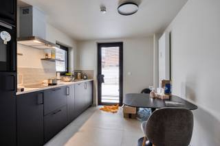 <span><strong>**TE HUUR VANAF FEBRUARI**</strong></span><br /><br /><span>Residentie The Hills is een opbrengstpand dat voor zowel studerende jongeren in de Leuvense stadskern als in Heverlee en Brussel een goede locatie biedt. Je bent op wandel/ fiets afstand van de Leuvense Stadskern, het Sportkot, de KULeuven campussen in de binnen en buitenstad alsook het station van Leuven en Heverlee. Deze residentie is gelegen op de </span><strong>Naamsesteenweg</strong><span>. Niet alleen zijn strategische ligging is een troef maar ook de residentie zelf zal puur genieten zijn. Via de Hertogstraat bent u op enkele minuten op de </span><strong>Arenberg faculteiten</strong><span> als op de </span><strong>UCLL-campussen</strong><span>.</span><br /><br /><span>Deze residentie is een </span><strong>vernieuwbouwproject</strong><span>. De renovatie werd uitgevoerd met oog voor detail, kwaliteitsvolle materiaalkeuze en afwerking. De <strong>studio</strong> heeft een <strong>privatieve tuin</strong> en is bemeubeld. </span><span>Bijkomend heeft dit pand een <strong>gemeenschappelijke keuken</strong>. Kortom, deze residentie heeft het allemaal.</span><br /><br /><span><strong>Interesse of een bezoek ter plaatse? Dat kan! Contacteer ons: 0470 59 65 44 of verhuur@connect-immo.be</strong></span><br /><br /><span>Huurprijs: €985 + €75 (1 persoon)/€90 (2 personen) (provisie voor water, verwarming en internet) + elektriciteit privatief af te sluiten</span>