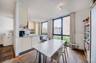 🏡 Woning met 5 slaapkamers te koop – Ukkel, wijk Sint-Job met tuin, terrassen en garage<br /><br />INFO &amp; BEZOEKEN :<br />📞 Frédéric Top +32 472 34 44 08<br />✉️ frederic.top@weinvest.be<br /><br />Te koop in Ukkel – wijk Sint-Job : atypische gezinswoning met tuin en terrassen, gelegen in een rustige en gegeerde buurt. Deze woning te koop in Ukkel combineert charme, authenticiteit en modern comfort. Dicht bij scholen, winkels, openbaar vervoer en groene zones biedt ze een ideale woonomgeving voor een gezin.<br /><br />Indeling :<br />Gelijkvloers : inkomhal, bureau, slaapkamer, douchekamer met toilet en garage (extra aan 40.000 €).<br />1ste verdieping : lichtrijke woon- en leefruimte met directe toegang tot de tuin, eetkamer en volledig uitgeruste keuken. Werken te voorzien aan het parket in de woonkamer.<br />2de verdieping : drie slaapkamers, badkamer en douchekamer.<br />3de verdieping : grote slaapkamer, polyvalente ruimte, mezzanine en terrassen met open zicht.<br /><br />Troeven :<br />✅ Tuin en terrassen<br />✅ Garage en veel opbergruimte<br />✅ Elektriciteit conform<br />✅ EPC : D-<br />✅ Uitstekende ligging in Ukkel – Sint-Job<br /><br />Ontdek andere woningen op www.weinvest.be