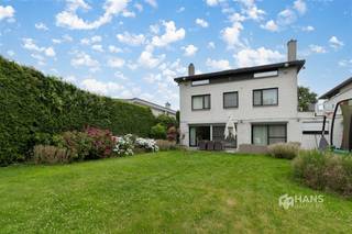 <p><span>Droom je van een woning waar ruimte centraal staat? Dan is deze indrukwekkende open bebouwing in de rustige Jozef De Veusterstraat precies wat je zoekt. Je woont hier in een aangename, gezinsvriendelijke buurt op wandelafstand van scholen, winkels en openbaar vervoer. Dankzij de vlotte verbinding naar de snelweg en belangrijke invalswegen geniet je bovendien van een uitstekende bereikbaarheid. De ideale combinatie van rust, comfort en een centrale ligging!</span></p><p><span> </span></p><p><span>Met een bewoonbare oppervlakte van maar liefst 413 m², 5 slaapkamers (met mogelijkheid tot meer), 3 badkamers en tal van multifunctionele ruimtes biedt deze woning alle troeven voor grote gezinnen, samengestelde gezinnen of wie wonen en werken wil combineren. De woning is instapklaar, behaalt een gunstige EPC-score C, beschikt over een conform geïsoleerd dak, dubbele beglazing in aluminium met rolluiken, conforme elektriciteit en airconditioning voor optimaal comfort in elk seizoen.</span></p><p><span> </span></p><p><span>Via de ruime inkomhal met ingemaakte vestiairekast en apart gastentoilet kom je binnen in een woning die meteen haar royale karakter prijsgeeft. Vooraan bevindt zich een extra kamer van 13 m², perfect als bureau, speelkamer of praktijkruimte. Achteraan strekt zich de indrukwekkende leefruimte van maar liefst 90 m² uit, aansluitend op de ruime leefkeuken van 40 m², volledig uitgerust met alle hedendaagse comfort. Beide ruimtes geven uit op de oost-georiënteerde tuin van ongeveer 390 m². Vanuit de keuken heb je bovendien rechtstreeks toegang tot de ruime garage van 35 m² met automatische poort.</span></p><p><span> </span></p><p><span>Ook op de eerste verdieping is ruimte het sleutelwoord. Hier bevinden zich vier volwaardige slaapkamers van 19 m², 21 m², 24 m² en 26 m². De masterbedroom beschikt bovendien over een ensuite dressing en een eigen badkamer van 12 m², uitgerust met ligbad/douche, dubbele lavabo, toilet en bidet. Daarnaast is er op deze etage nog een tweede badkamer van 8 m² met ligbad, douchecabine, dubbele lavabo, handdoekdroger en toilet te vinden.</span></p><p><span> </span></p><p><span>De absolute blikvanger is de tweede verdieping, goed voor nog eens 143 m² extra woonoppervlakte. Naast een vijfde slaapkamer van 18 m² en een derde badkamer van 5 m² blijft hier een enorme open ruimte over die volledig naar eigen wens kan worden ingericht. Denk aan een hobbyruimte, fitness, thuisbioscoop, speelzolder, extra slaapkamers of een royale polyvalente leefruimte. De mogelijkheden zijn werkelijk eindeloos.</span></p><p><span> </span></p><p><span>Ben je op zoek naar een instapklare woning waar ruimte, comfort en veelzijdigheid hand in hand gaan? Dan is dit een unieke opportuniteit die je niet mag missen! Bewoonbare opp. 413 m² – ref.: bruto vloeropp. Voor meer info of een gratis schatting surf naar www.hansimmo.be</span></p><p><span> </span></p>
