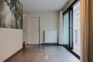 <p><span>GENT - Smidsestraat 163: Ben je op zoek naar een </span><span>lichtrijk, instapklaar gemeubeld appartement op een uitstekende locatie </span><span>te huur in Gent? Dan is dit pand mogelijk iets voor jou.</span></p><p><span> </span></p><p><span>De voornaamste troeven:</span></p><ul><li><span>Bemeubeld (zoals op de foto's) </span></li><li><span>Rustig en centraal gelegen, goed bereikbaar en op fietsafstand van het Sint-Pieters Station</span></li><li><span>Gunstig EPC </span></li><li><span>Contract tot 31/08/2027</span></li></ul><p><span> </span></p><p><span>Indeling:</span><span> </span></p><p><span>Inkomhal, leefruimte en eetkamer met terras, volledig geïnstalleerde keuken met aansluitend een berging, badkamer (lavabo en douche), slaapkamer, afzonderlijk toilet.</span></p><p><span> </span></p><p><span>Belangrijke informatie:</span></p><p><span>Beschikbaar vanaf: heden. Domicilie verplicht. </span><span>Contract tot 31/08/2027.</span></p><p><span> </span></p><p><span>Huurprijs: € 900 + €120 algemene kosten. EGW afzonderlijk af te rekenen. </span></p><p><span> </span></p><p><span>Interesse in dit tof appartement? Vraag dan snel jouw bezoek aan via onze website!</span></p><p><span> </span></p>