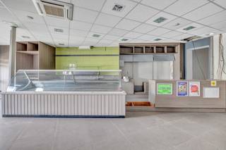 Voor meer info of een bezoek, bel 054 69 39 34 - HANDELSZAAK MET POTENTIEEL - Op een goede ligging nabij het treinstation bevindt zich...