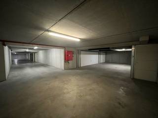 Res. Saphir.<br />Vlot toegankelijke dubbele garagebox in de lengte (tandemgarage) gelegen op Elizabetlaan, vlakbij het Albertplein en Kustlaan. <br />Ref. G715