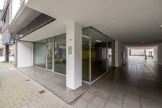 Dit handelspand bevindt zich op de gelijkvloerse verdieping van een appartementsgebouw, op een drukke commerciële locatie nabij het centrum...