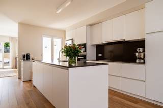 <p><span>Duplex élégant avec charme et confort au cur de Lier - 145 m² de plaisir à vivre !</span></p><p><span>Bienvenue dans ce magnifique duplex de 145 m², situé dans le cur animé de Lier. Combinant un charme authentique avec un confort de vie contemporain, cet appartement unique respire la classe dès que vous y pénétrez.</span></p><p><span>L'entrée séparée à côté du bâtiment commercial vous conduit dans un espace de vie lumineux et ouvert, où une cuisine moderne occupe le devant de la scène. Le parquet élégant et les grandes fenêtres créent une atmosphère chaleureuse et accueillante. L'élégante salle à manger, constitue le cadre idéal pour des dîners agréables.</span></p><p><span>La cuisine entièrement équipée est un rêve pour tout amateur de cuisine : elle est élégante, minimaliste et équipée d'appareils électroménagers de haute qualité. L'accès direct à l'espace extérieur en fait l'endroit idéal pour savourer un café matinal au soleil. Le coin salon confortable à l'arrière s'ouvre par une grande fenêtre coulissante sur une généreuse terrasse de 40 m² sur le toit, une oasis privée au milieu de la ville, parfaite pour se détendre ou recevoir des invités.</span></p><p><span>À l'étage supérieur, vous trouverez deux chambres spacieuses, toutes deux dotées d'une salle de bains moderne, finie avec des matériaux luxueux pour un confort ultime. Chaque étage dispose également de toilettes séparées pour les invités. Un espace de stockage supplémentaire est disponible dans le grenier pratique et un local technique est prévu au rez-de-chaussée.</span></p><p><span>Il est possible de reprendre le contrat de location du garage situé derrière la propriété.</span></p><p><span>Cet appartement est une perle rare pour ceux qui recherchent du caractère, de l'espace et de la tranquillité, en plein cur du centre-ville animé. Laissez-vous surprendre par le mélange unique de style et de fonctionnalité.</span></p>