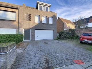 Gezellig en ruim duplexappartement te huur, gelegen aan het einde van een rustige doodlopende straat. Het appartement beschikt over twee...