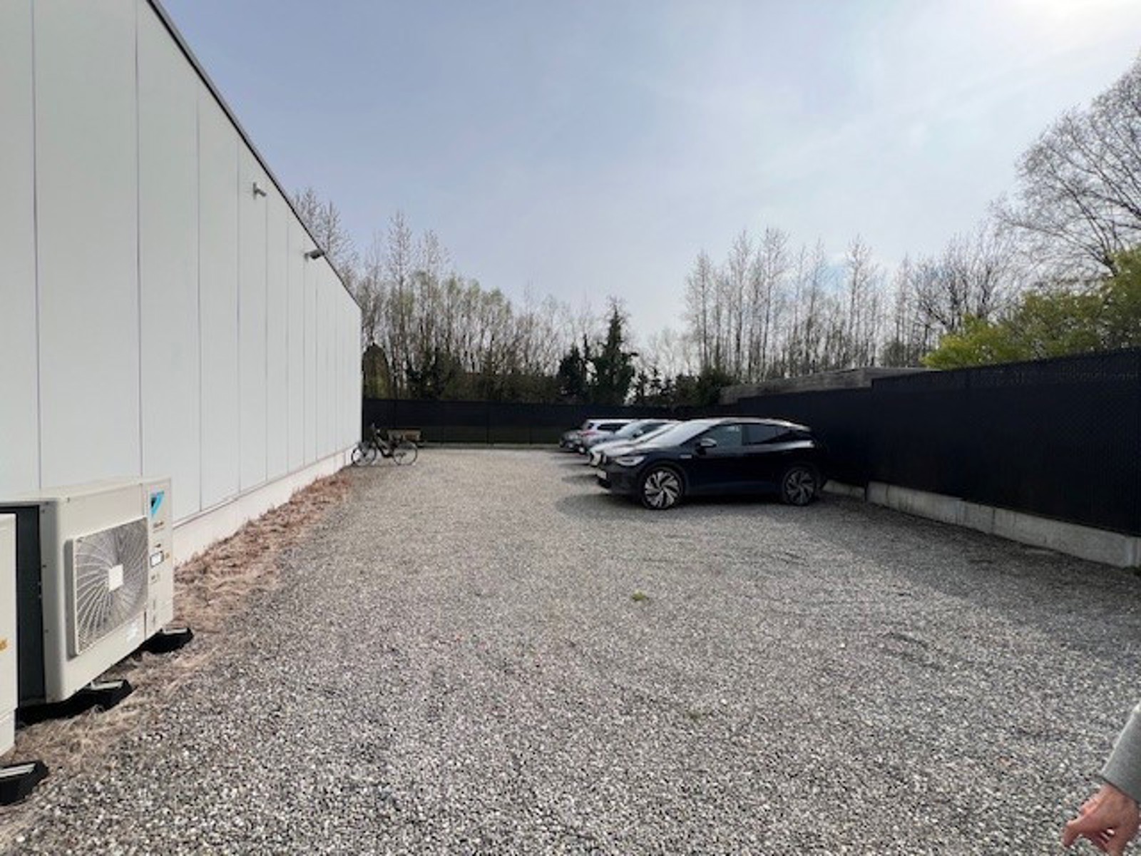 Ideaal gelegen loods met bureel en grote parking. - foto 2