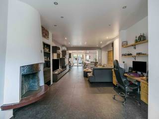 Deze ruime, instapklare woning is erg goed gelegen, vlakbij het centrum van Berendrecht. Winkels, scholen en openbaar vervoer zijn allen op wandelafstand te bereiken. Hoewel het pand dateert van 1959, werd ze de afgelopen jaren stapsgewijs gerenoveerd in een tijdloze stijl. De woning werd uitgerust met 20 zonnepanelen. Binnenkomen doet u via een apart inkomhalletje op tegelvloer. De ruime woonkamer vormt samen met de volledige geïnstalleerde, open keuken één grote, gezellige leefruimte, waar dankzij grote raampartijen flink wat daglicht binnenvalt. Een dubbel, kamerhoog raam aan de tuinzijde zorgt tevens voor een rechtstreekse toegang tot het overdekt terras en de tuin. Verder is op het gelijkvloers nog een handige wasplaats, een inpandige garage met automatische poort en een apart toilet aanwezig. De 1e verdieping telt 3 volwaardige slaapkamers, een apart toilet en een badkamer met ligbad, inloopdouche, handdoekradiator, enkele wastafel met meubel en spiegelkast. Vanuit de 2e slaapkamer leidt een houten trap naar de zolderruimte op de 2e verdieping. Deze polyvalente ruimte kan ingericht worden naar eigen wens. U zou hier bv. prima een extra slaapkamer kunnen maken. De ruimte onder het schuine dak wordt praktisch benut dankzij ingemaakte kasten. Zowel de leefruimte als één van de grote slaapkamers werden voorzien van een airco. Het perceel heeft een totale oppervlakte van 135m². De toffe tuin met overdekt terras en tuinberging is een fijn plekje om van de buitenlucht te genieten. Dankzij een oriëntatie op het westen kan u hier heerlijk van het avondzonnetje profiteren.