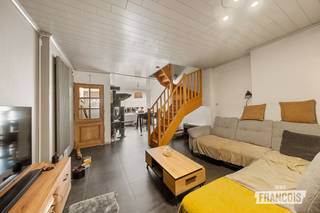 Op zoek naar een moderne, lichtrijke woning in Sint-Andries? Deze instapklare rijwoning combineert hedendaags wooncomfort met een aangename buitenruimte en een uitstekende ligging nabij de Expresweg.<br /><br />Met een bewoonbare oppervlakte van 135 m² biedt deze woning alle ruimte voor comfortabel gezinsleven. De leefruimtes genieten van een aangename lichtinval en vormen een uitnodigende thuis. Op het gelijkvloers bevindt zich de badkamer, terwijl de drie volwaardige slaapkamers boven voor voldoende privacy zorgen.<br /><br />Achteraan wacht een gezellige zuidoost gerichte tuin met terras en tuinhuis, ideaal om op zonnige dagen heerlijk buiten te genieten. De woning werd bovendien voorzien van een vernieuwd plat dak in 2025 en beschikt over een gloednieuwe pellet kachel waarmee de woning zo goed als volledig verwarmd kan worden. Parkeergelegenheid is in de nabije omgeving voldoende beschikbaar.<br /><br />De ligging in Sint-Andries, nabij de Expresweg, zorgt voor een vlotte verbinding en maakt deze woning interessant voor wie dicht bij de stad wil wonen met belangrijke verbindingswegen binnen handbereik. Wil je deze eigendom zelf ontdekken? Vraag vandaag nog je bezoek aan bij Immo Francois. Eva helpt je graag verder in Sint-Andries, Sint-Michiels en Varsenare.<br /><br />Denk je eraan om je woning te verkopen? Neem vrijblijvend contact op met Eva van Immo Francois in Oostkamp voor een gratis schatting via eva@immofrancois.be.<br /><br />
