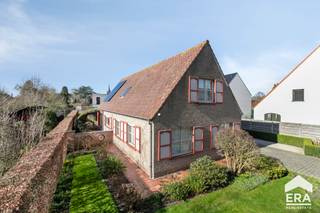 Bent u op zoek naar een alleenstaande woning in het centrum van Jabbeke met ruimte, comfort en een zonnige tuin? Deze charmante woning (bouwjaar...