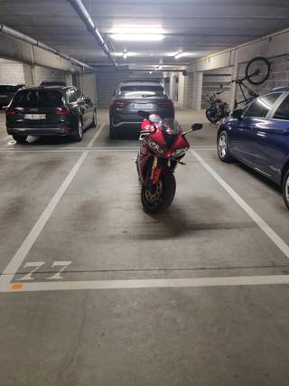 <p>Ondergrondse parkeerplaats in gebouw Hungaria! Het gebouw Hungaria is gelegen aan de Leuvense Vaartkom, net binnen de ring. De parkeerplaats is vlot bereikbaar en bevindt zich op verdieping -1 van het garagecomplex. De huurprijs bedraagt €90 euro/maand. Voor vragen of bezichtiging kan u een mail sturen naar verhuuroost@living-stone.be .</p>