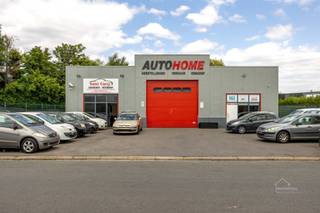 <p><span>A vendre : bâtiment industriel polyvalent avec résidence Helststraat 53, Aartselaar</span></p><p><span>Travailler et vivre en un seul endroit, idéal pour les entrepreneurs et les investisseurs</span></p><p><span>Découvrez cette propriété exceptionnelle au cœur d'Aartselaar : un </span><span>bâtiment industriel</span><span>spacieux </span><span> avec une </span><span>habitation attenante</span><span>, situé à un emplacement stratégique dans la Helststraat. Parfaitement adapté aux indépendants, aux investisseurs ou aux entrepreneurs souhaitant combiner vie et travail.</span></p><h3><span>Bâtiment industriel</span></h3><ul><li><span>Utilisation actuelle : garage pour l'</span><span>achat, la vente et les réparations</span></li><li><span>Partiellement loué,</span><span> revenu locatif direct</span></li><li><span>Grand atelier et zone de stockage</span></li><li><span>Grande allée et aire de stationnement</span></li><li><span>Idéal pour garage, atelier, stockage ou autres activités artisanales ou commerciales</span></li></ul><h3><span>Maison d'habitation à l'arrière</span></h3><ul><li><span>Maison familiale à part entière avec entrée séparée</span></li><li><span>Espaces de vie et jardin agréables</span></li><li><span>Peut parfaitement servir d'habitation propre ou de logement locatif supplémentaire</span></li></ul><h3><span>Situation</span></h3><ul><li><span>Facilement accessible par les autoroutes A12 et E19</span></li><li><span>A quelques minutes d'Anvers</span></li><li><span>Situé dans une zone industrielle avec une composante résidentielle : une combinaison rare !</span></li></ul><h3><span>Avantages</span></h3><ul><li><span>Combinaison d'un usage professionnel et résidentiel</span></li><li><span>Opportunité d'investissement</span><span>intéressante </span><span> grâce au flux locatif existant</span></li><li><span>Convient à diverses utilisations (garage, entrepôt, atelier, stockage, showroom, ...)</span></li></ul><p><span> </span></p><p><span> </span></p><p><span>Estimation gratuite de votre bien avec conseils ?</span></p><p><span>N'hésitez pas à nous contacter.</span></p><p><span> </span></p><p>Jens<span><span>Urbain<br />Jens</span></span><span>@home4you.be<br />+32 467 013 655<br />7/7 disponible<br />BIV 516 742</span></p>