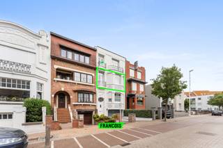 Instapklaar appartement met twee slaapkamers en balkon, gelegen op de eerste verdieping van een kleinschalige en zeer verzorgde residentie. <br /><br />Dit appartement werd in 2025 volledig vernieuwd en combineert een moderne afwerking met praktische indeling. De ruime inkomhal leidt naar een leefruimte met grote raampartijen die zorgen voor een aangename lichtinval en een gevoel van ruimte. De volledig uitgeruste keuken biedt alle nodige toestellen en aansluitingen. Verder beschikt het appartement over een gerenoveerde badkamer met douche, een apart gastentoilet en twee ruime slaapkamers, ideaal voor een gezin of als tweede verblijf. Het balkon biedt een fijne buitenruimte.<br /><br />Het appartement geniet van een zeer centrale ligging: op wandelafstand van het strand, het station en het centrum van Blankenberge, maar toch gelegen in een rustige straat. Daarnaast zijn er geen vaste syndicuskosten, het appartement heeft een EPC-score C en beschikt over een conforme elektrische keuring. <br /><br />