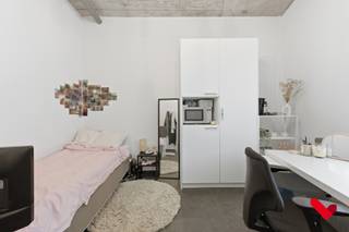 Welkom in Leuven! Deze studentenkamer is gelegen op een uitstekende locatie binnen leuven met alle faculteiten binnen wandel- of fietsafstand. Ook andere faciliteiten zoals openbaar vervoer, winkels en sportinfranstructuur liggen vlakbij. De kamer is gelegen in een kleinschalige residentie die volledig werd gerenoveerd in 2017 en beschikt over eigen sanitair (douche en toilet).<br /><br />De kamer is voorzien van het volgend meubilair:<br />- Bed frame met lattenbodem<br />- Kleerkast<br />- Bureau met bureaustoel<br />- Microgolfoven<br />- Koelkast<br />- Gordijnen<br />- Badkamermeubel en spiegel<br /><br />De residentie beschikt verder over een lift, een gemeenschappelijke keuken (met individuele kastjes met slot), gemeenschappelijk terras en een afgesloten fietsenparking.<br />Ideaal voor studenten of als investeringspand. De kamer is momenteel verhuurd voor het lopende academiejaar.<br /><br />Benieuwd? Boek snel jouw bezoek ter plaatse met Ruben op +32 489 29 30 25 of via ruben@bvm-vastgoed.be